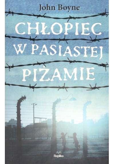 CHŁOPIEC W PASIASTEJ PIŻAMIE